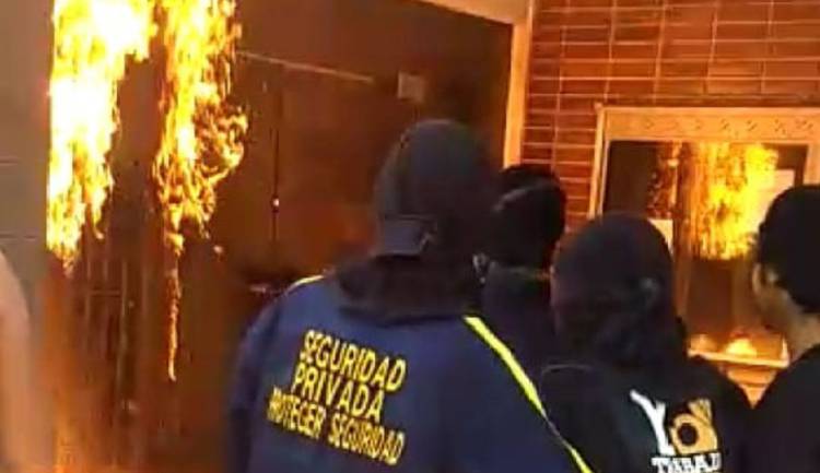 Con bombas incendiarias encapuchados protestan en la Uniatlántico