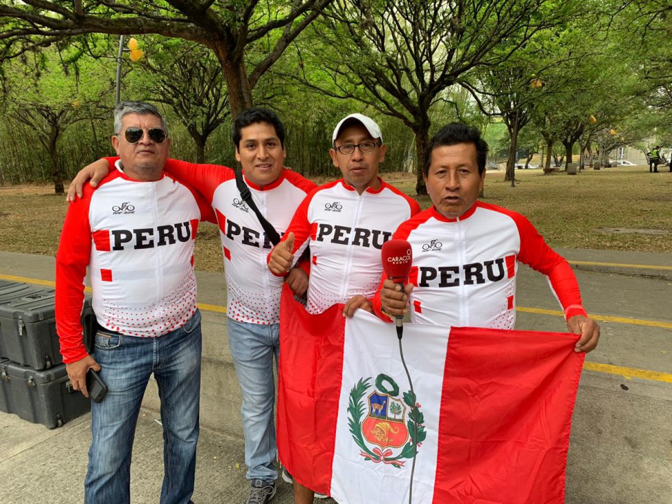 Un grupo de peruanos llegó hasta Medellín para ver el Tour Colombia Un grupo de peruanos llegó hasta Medellín para ver el Tour Colombia