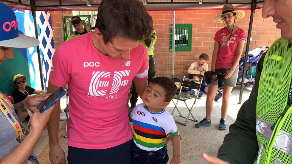 Rigoberto Urán comparte con un niño luego de la cuarta etapa Rigoberto Urán comparte con un niño luego de la cuarta etapa