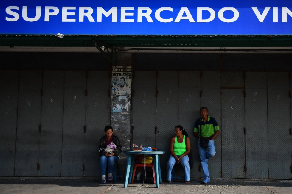 “El presidente Maduro ha decidido por el día de hoy suspender las clases y las jornadas laborales, tanto públicas como privadas, con el objetivo de poder facilitar las labores de recuperación del servicio eléctrico”, manifestó la vicepresidenta. “El presidente Maduro ha decidido por el día de hoy suspender las clases y las jornadas laborales, tanto públicas como privadas, con el objetivo de poder facilitar las labores de recuperación del servicio eléctrico”, manifestó la vicepresidenta.