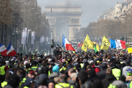 Protesta de ''Chalecos amarillos'' en París: Choques y saqueos en nueva protesta de los "chalecos amarillos" en París Protesta de ''Chalecos amarillos'' en París: Choques y saqueos en nueva protesta de los "chalecos amarillos" en París