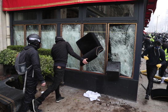 Protesta de ''Chalecos amarillos'' en París: Choques y saqueos en nueva protesta de los "chalecos amarillos" en París Protesta de ''Chalecos amarillos'' en París: Choques y saqueos en nueva protesta de los "chalecos amarillos" en París
