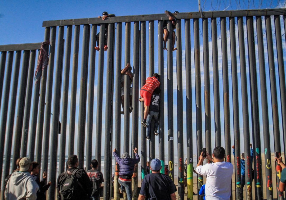 Corte Suprema de USA pide a Biden que reviva Permanecer en México de Trump