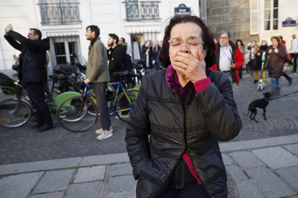 Otra mujer que se acercó estaba demasiado afectada -las lágrimas resbalaban por sus gafas- para hablar con los periodistas. Otra mujer que se acercó estaba demasiado afectada -las lágrimas resbalaban por sus gafas- para hablar con los periodistas.