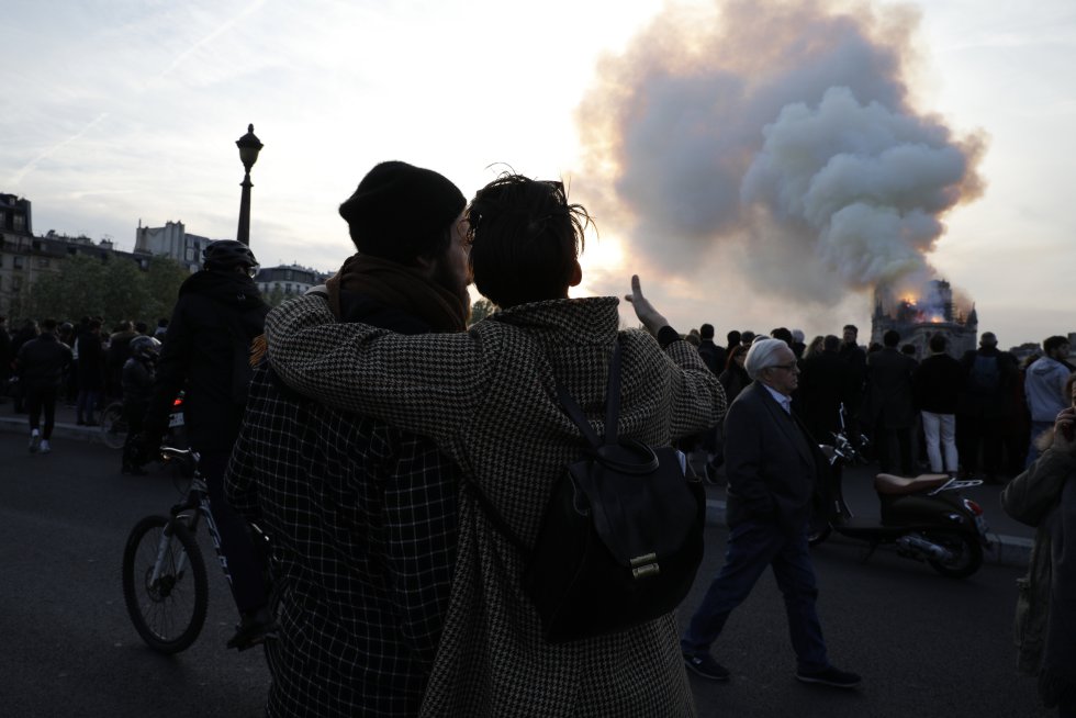 La multitud se aglutinaba a orillas del Sena, donde caían cenizas, tomando fotos con sus teléfonos en las que se veían la nube de humo amarillo, las cenizas, el pánico, la tristeza La multitud se aglutinaba a orillas del Sena, donde caían cenizas, tomando fotos con sus teléfonos en las que se veían la nube de humo amarillo, las cenizas, el pánico, la tristeza