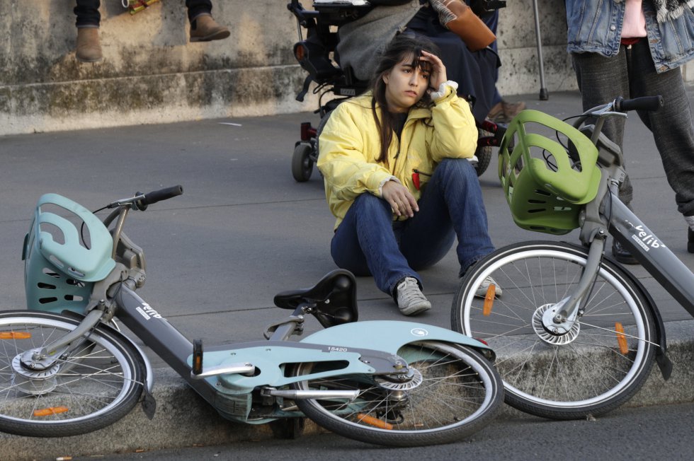 "Es increíble, nuestra historia se está haciendo humo", dijo Benoit, de 42 años, que llegó al lugar en bicicleta para asistir a la tragedia, resumiendo el sentimiento general de conmoción. "Es increíble, nuestra historia se está haciendo humo", dijo Benoit, de 42 años, que llegó al lugar en bicicleta para asistir a la tragedia, resumiendo el sentimiento general de conmoción.