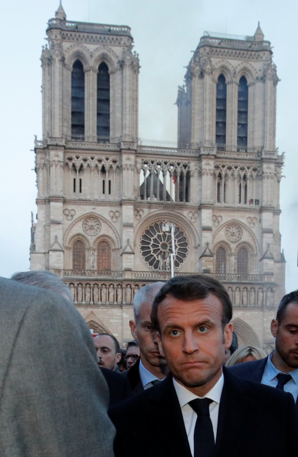 Emmanuel Macron, presidente francés, llegaba cerca a las puertas de la catedral mientras las llamas y el humo salían por el techo de Notre Dame. Emmanuel Macron, presidente francés, llegaba cerca a las puertas de la catedral mientras las llamas y el humo salían por el techo de Notre Dame.