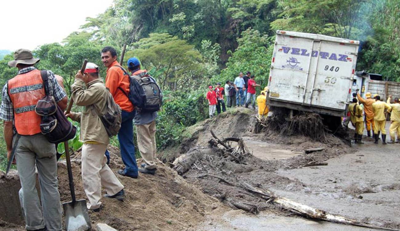 Con paso restringido por derrumbes está la vía entre Risaralda y Chocó |  Pereira | Caracol Radio