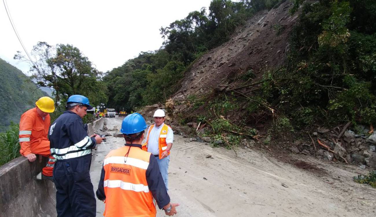 Máxima alerta en Guayabetal por derrumbe en la vía al ...
