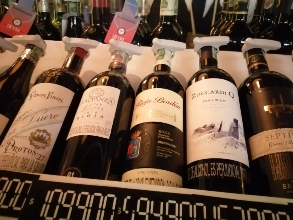 Las personas deleitan su paladar con la variedad de vinos. Las personas deleitan su paladar con la variedad de vinos.