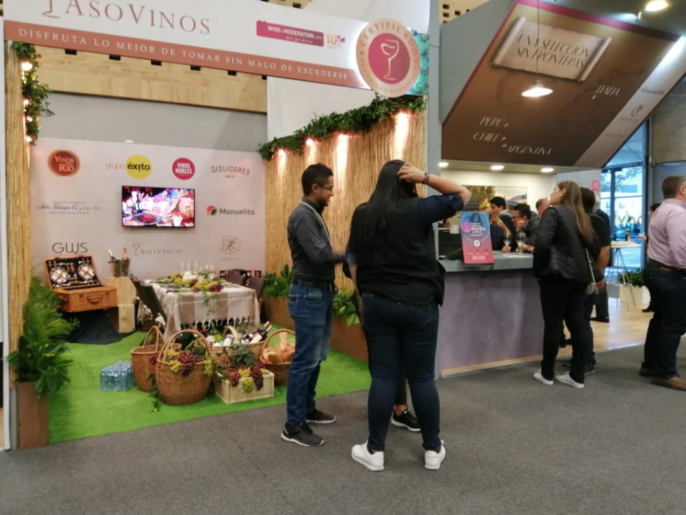 Las personas pueden ir pasando por cada stand degustando la variedad de vinos. Las personas pueden ir pasando por cada stand degustando la variedad de vinos.