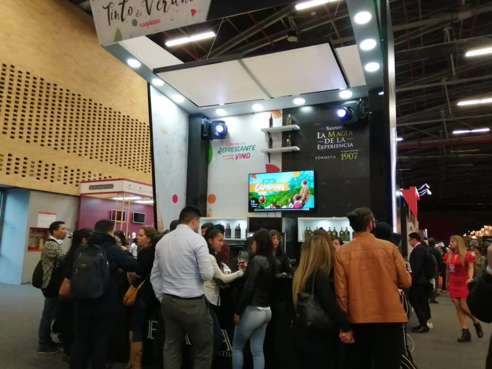 Las personas deleitan su paladar con la variedad de vinos. Las personas deleitan su paladar con la variedad de vinos.