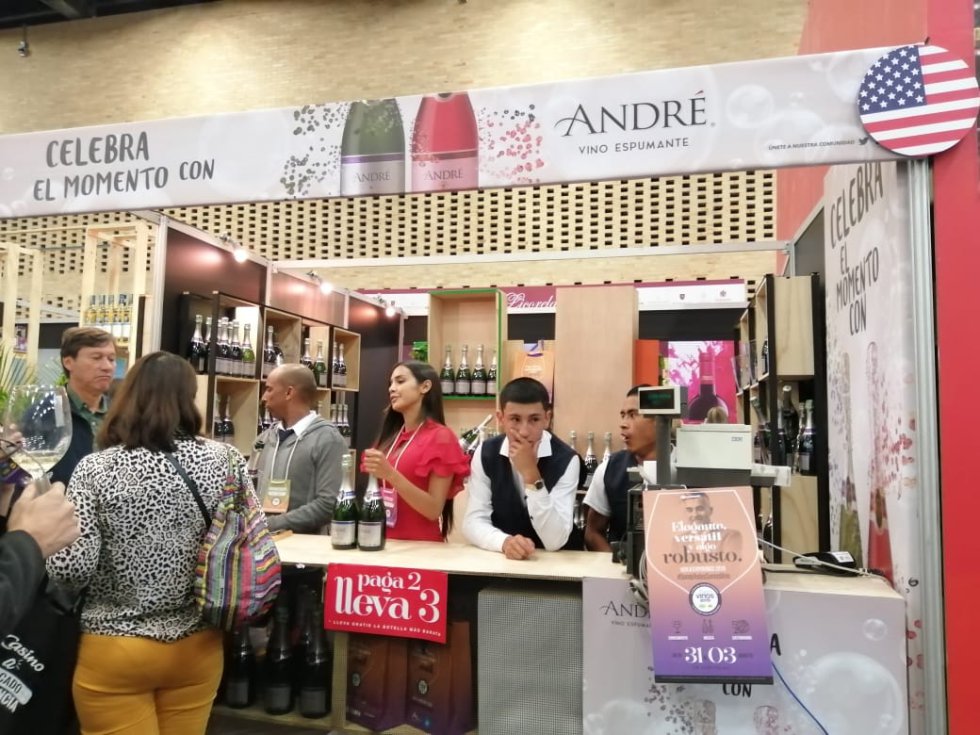Las personas pueden ir pasando por cada stand degustando la variedad de vinos. Las personas pueden ir pasando por cada stand degustando la variedad de vinos.