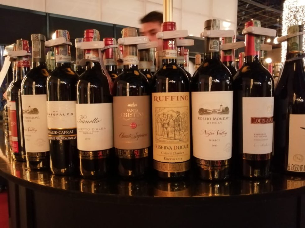 Las personas de cada stand explican sobre la producción de los vinos. Las personas de cada stand explican sobre la producción de los vinos.