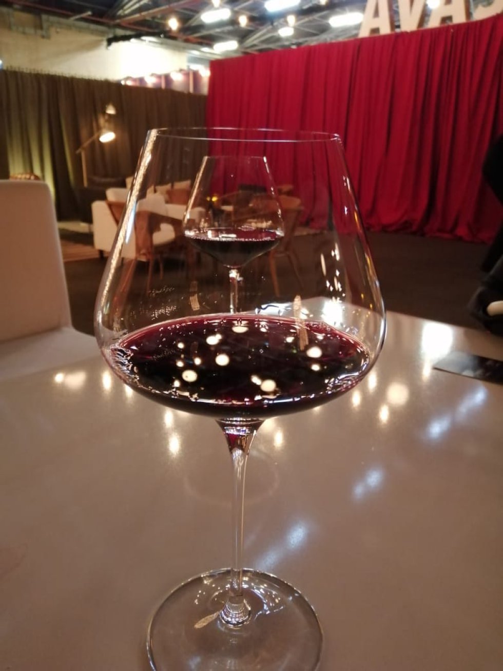 Las personas deleitan su paladar con la variedad de vinos. Las personas deleitan su paladar con la variedad de vinos.