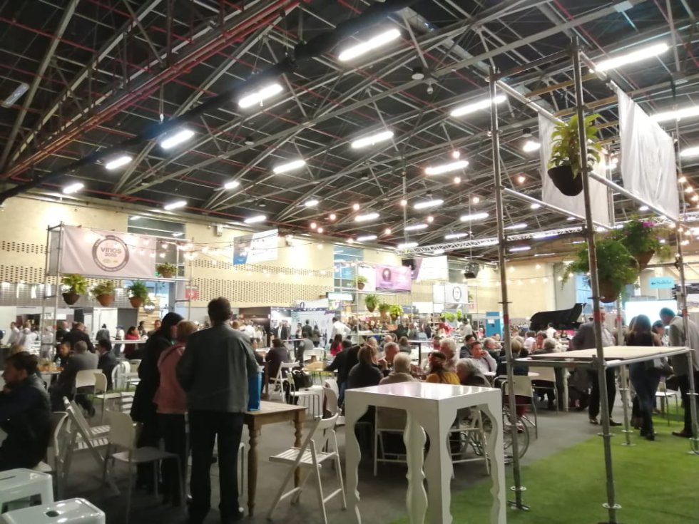Las personas pueden ir pasando por cada stand degustando la variedad de vinos. Las personas pueden ir pasando por cada stand degustando la variedad de vinos.
