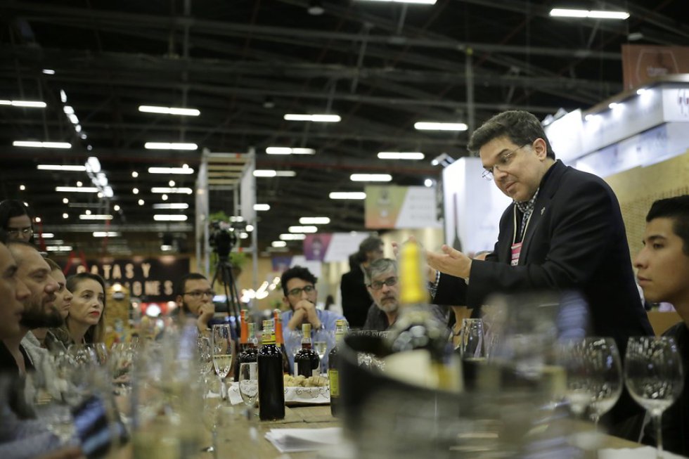 Las personas deleitan su paladar con la variedad de vinos. Las personas deleitan su paladar con la variedad de vinos.