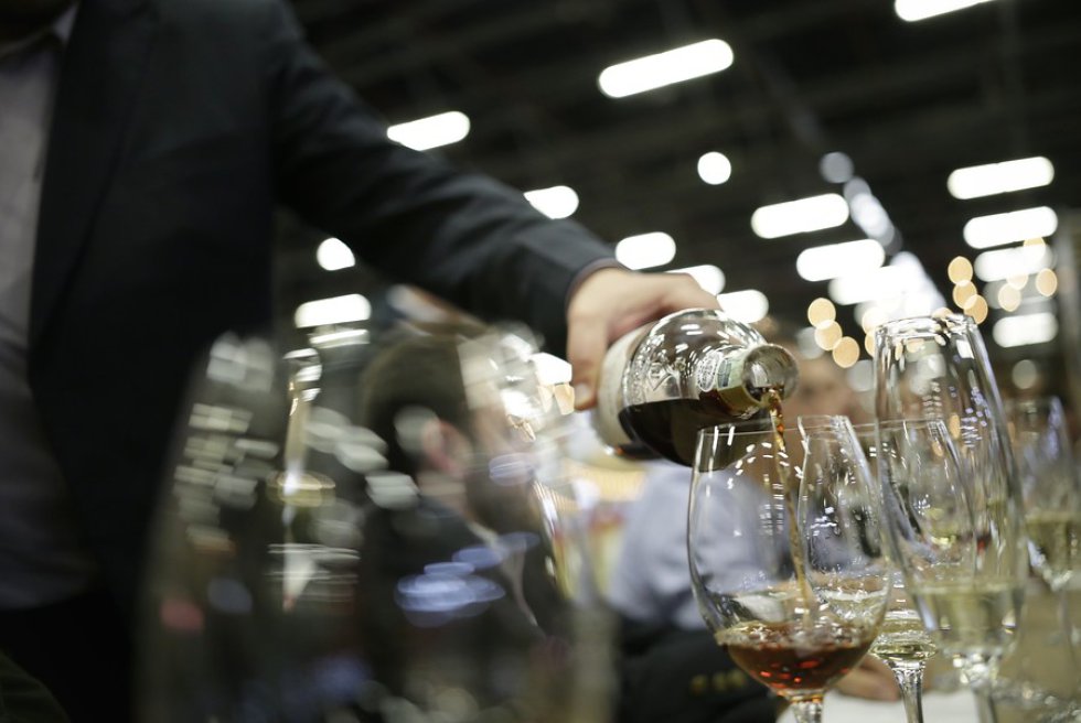 Las personas pueden ir pasando por cada stand degustando la variedad de vinos. Las personas pueden ir pasando por cada stand degustando la variedad de vinos.