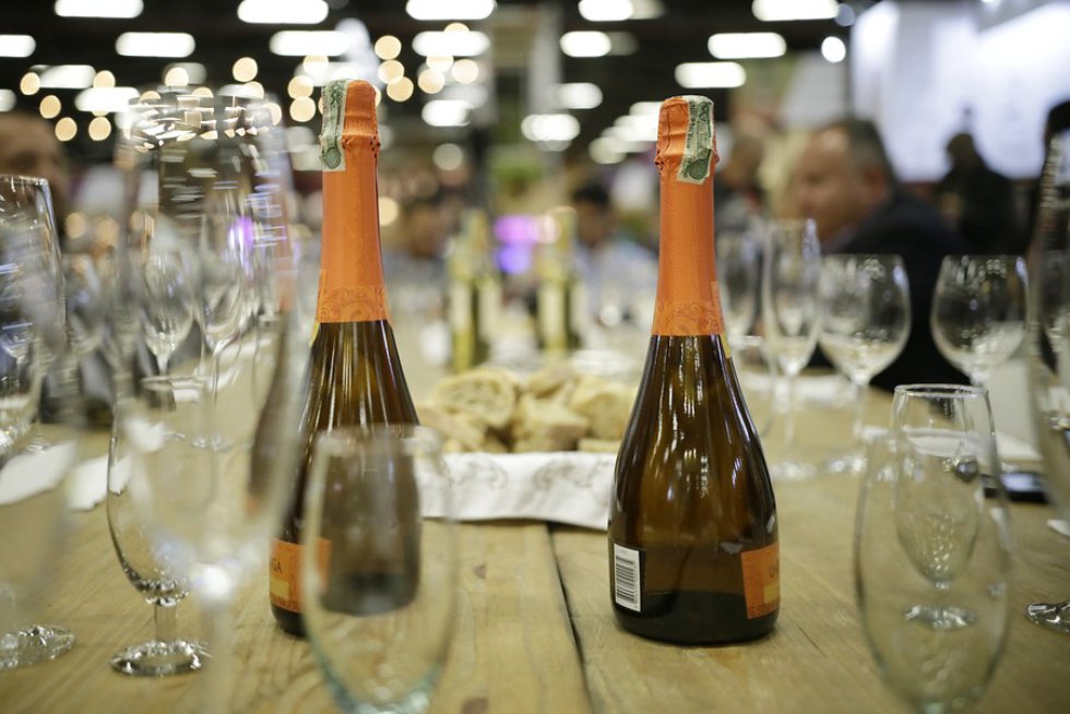Las personas de cada stand explican sobre la producción de los vinos. Las personas de cada stand explican sobre la producción de los vinos.