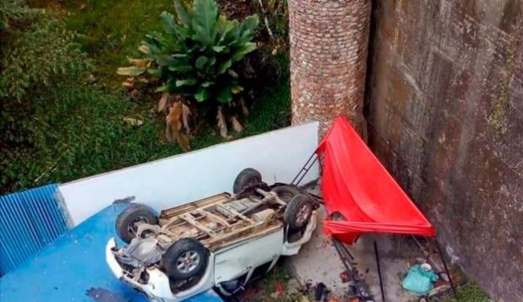 BUCARAMANGA ACCIDENTE DE TRÁNSITO VEHICULO BARRANCABERMEJA Carro cayó