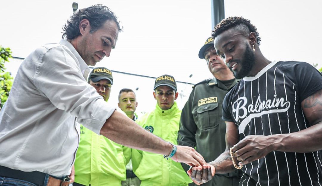 Recuperan Joyas Robadas A Futbolista Colombiano En Medellin Policia De Medellin Recupero Joyas Hurtadas A Futbolista Colombiano Medellin Caracol Radio