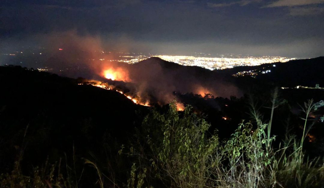 Incendios En Yumbo Bomberos Trabajan Para Apagar Incendio En Dapa Cali Caracol Radio