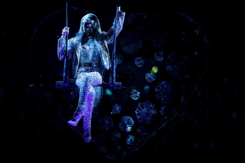 El diseñador Phillipe Blond bajando a escenario durante la presentación/acto de la colección de The Blonds, verano del 2020. Pasarela en conjunto con Moulin Rouge! The Musical. El diseñador Phillipe Blond bajando a escenario durante la presentación/acto de la colección de The Blonds, verano del 2020. Pasarela en conjunto con Moulin Rouge! The Musical.