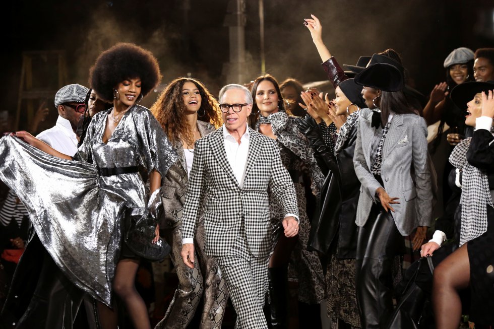 En foto: Tommy Hilfiger y la actriz Zendaya, rodeados de modelos.Desfile de los diseños de Tommy Hilfiger llevada a cabo en el teatro Apollo, colección otoño TommyNow. En foto: Tommy Hilfiger y la actriz Zendaya, rodeados de modelos.Desfile de los diseños de Tommy Hilfiger llevada a cabo en el teatro Apollo, colección otoño TommyNow.