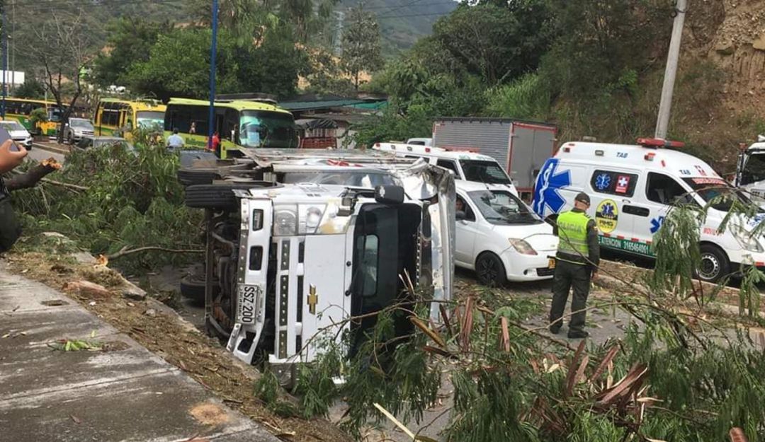 Caída de una rama provoca accidente de tránsito - Caracol Radio