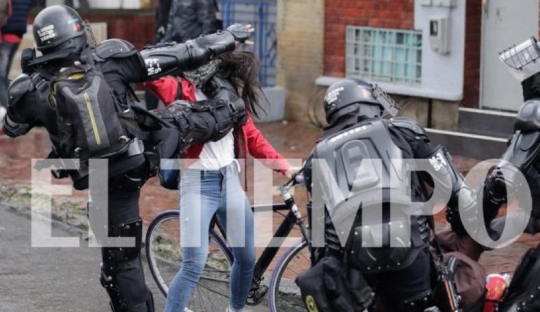 Patada a mujer por el Esmad: Brutal agresiÃ³n de agente del