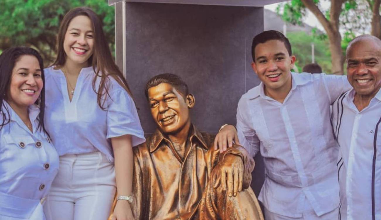 Estatua A Kaleth Morales Honores A Kaleth Morales Develan Una Estatua Para El Rey De La Nueva Ola Tendencias Caracol Radio