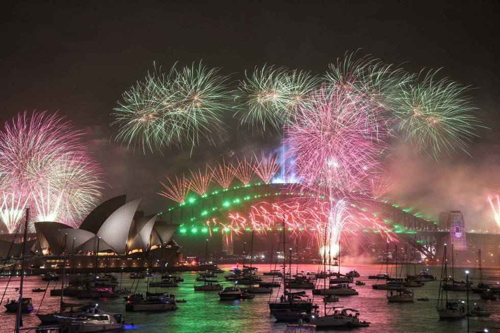 En Sydney, Autralia, uno de los pirmeos lugares que le da la bienvenida al nuevo año, como es tradicional, realizó un show de juegos pirotecnicos, pese a que varias personas se opusieron por los incendios que han azotado a este país. En Sydney, Autralia, uno de los pirmeos lugares que le da la bienvenida al nuevo año, como es tradicional, realizó un show de juegos pirotecnicos, pese a que varias personas se opusieron por los incendios que han azotado a este país.