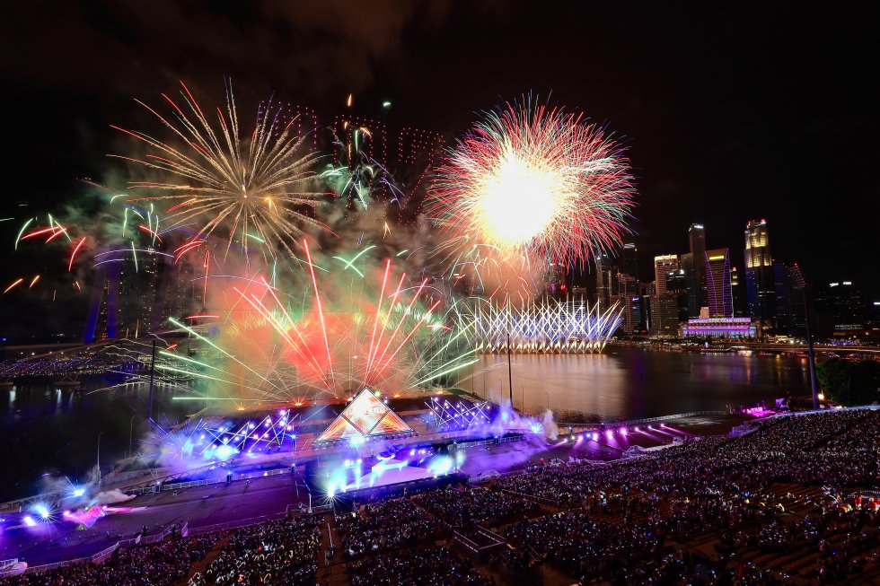 En Singapur no se quedaron atrás y se unieron a otros paises que celebran con fuegos artificiales. En Singapur no se quedaron atrás y se unieron a otros paises que celebran con fuegos artificiales.