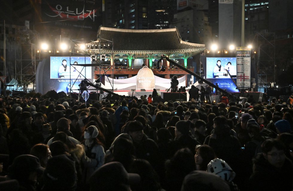 Luego del evento de la cuenta regresiva en el centro de Seúl, Corea del Sur, los asiaticos celebran el comienzo del 2020. Luego del evento de la cuenta regresiva en el centro de Seúl, Corea del Sur, los asiaticos celebran el comienzo del 2020.