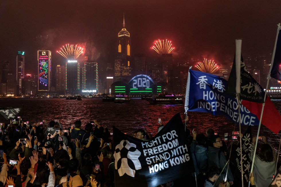 En Hong Kong, China, las personas que luchan por una democracia se reunieron y al son de protesta vieron la llegada del 2020. En Hong Kong, China, las personas que luchan por una democracia se reunieron y al son de protesta vieron la llegada del 2020.