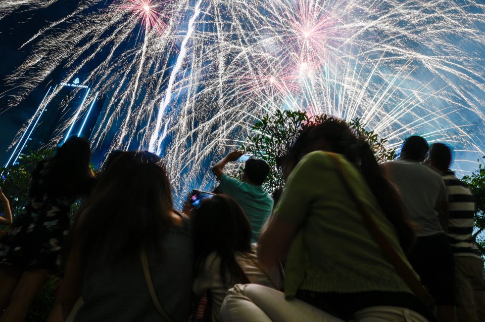 Con fuegos artificiales en Kuala Lumpur, Malasia, decidieron celebrar. Con fuegos artificiales en Kuala Lumpur, Malasia, decidieron celebrar.