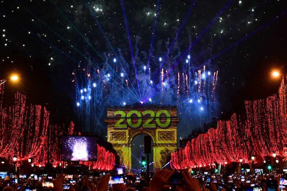 Sobre el Arco del Triunfo de París los franceses se despidieron del 2019. Sobre el Arco del Triunfo de París los franceses se despidieron del 2019.