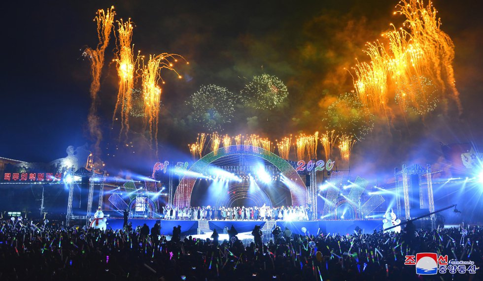 En la Plaza Kim Il Sung en Pyongyang Korea del Norte celebraron con un evento lleno de artistas. En la Plaza Kim Il Sung en Pyongyang Korea del Norte celebraron con un evento lleno de artistas.
