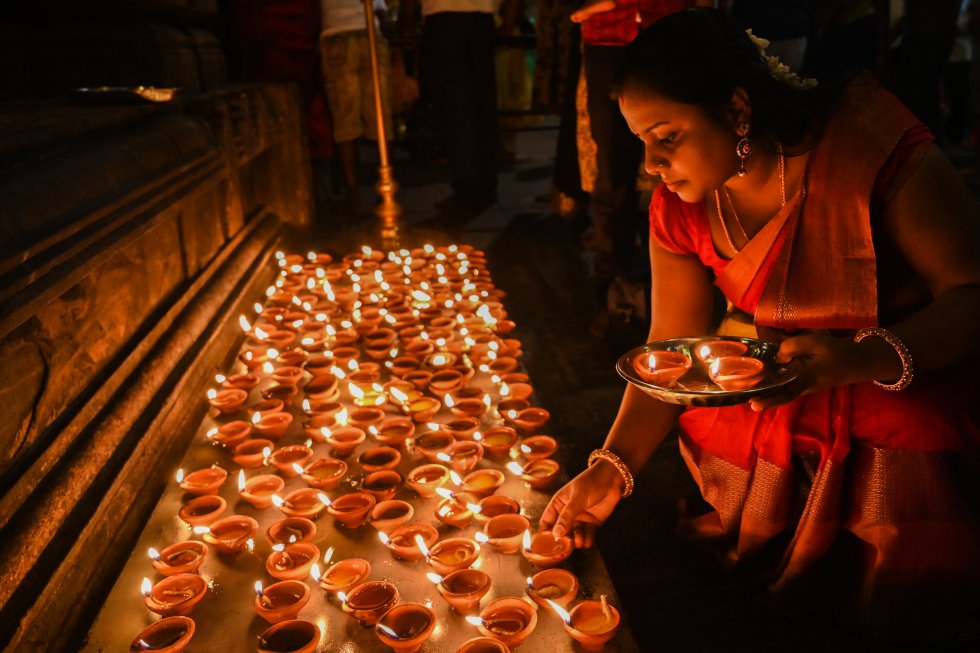 En un templo hindú en Sri Lanka recibieron el año nuevo mientras iluminaban el primer día del año con velas. En un templo hindú en Sri Lanka recibieron el año nuevo mientras iluminaban el primer día del año con velas.