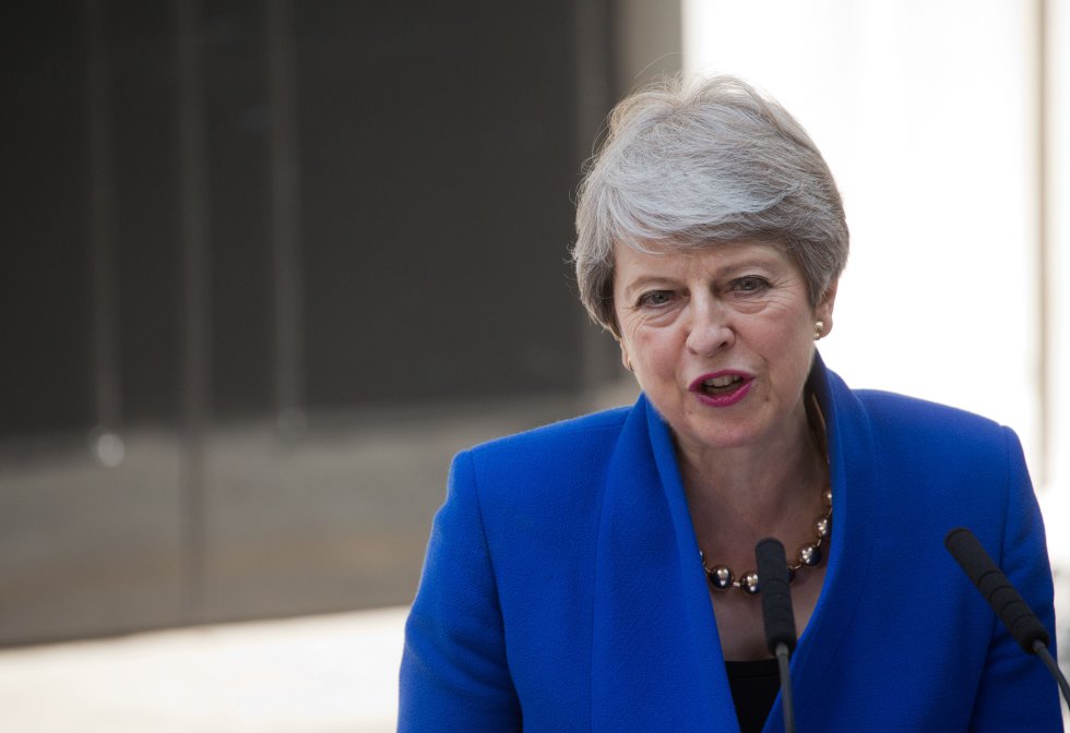 Theresa May (Conservador):May tomó el control del Gobierno británico luego de la salida de Cameron y activó el artículo 50 del tratado de la Unión Europea, con lo que inició las negociaciones para la salida de Reino Unido. Pero May renunció a su cargo a mediados de 2019, luego de que no lograra que un acuerdo que negoció con la Euro cámara, fuera aprobado en el Parlamento británico. Theresa May (Conservador):May tomó el control del Gobierno británico luego de la salida de Cameron y activó el artículo 50 del tratado de la Unión Europea, con lo que inició las negociaciones para la salida de Reino Unido. Pero May renunció a su cargo a mediados de 2019, luego de que no lograra que un acuerdo que negoció con la Euro cámara, fuera aprobado en el Parlamento británico.
