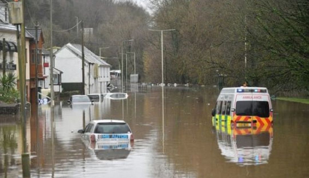 Inundaciones y caos en el transporte del Reino Unido por la tormenta Dennis  | Internacional | Caracol Radio
