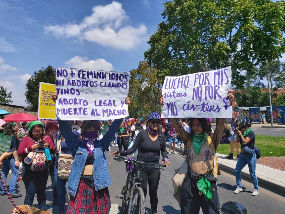 Con letreros, las mujeres piden que se acaban los feminicidios Con letreros, las mujeres piden que se acaban los feminicidios