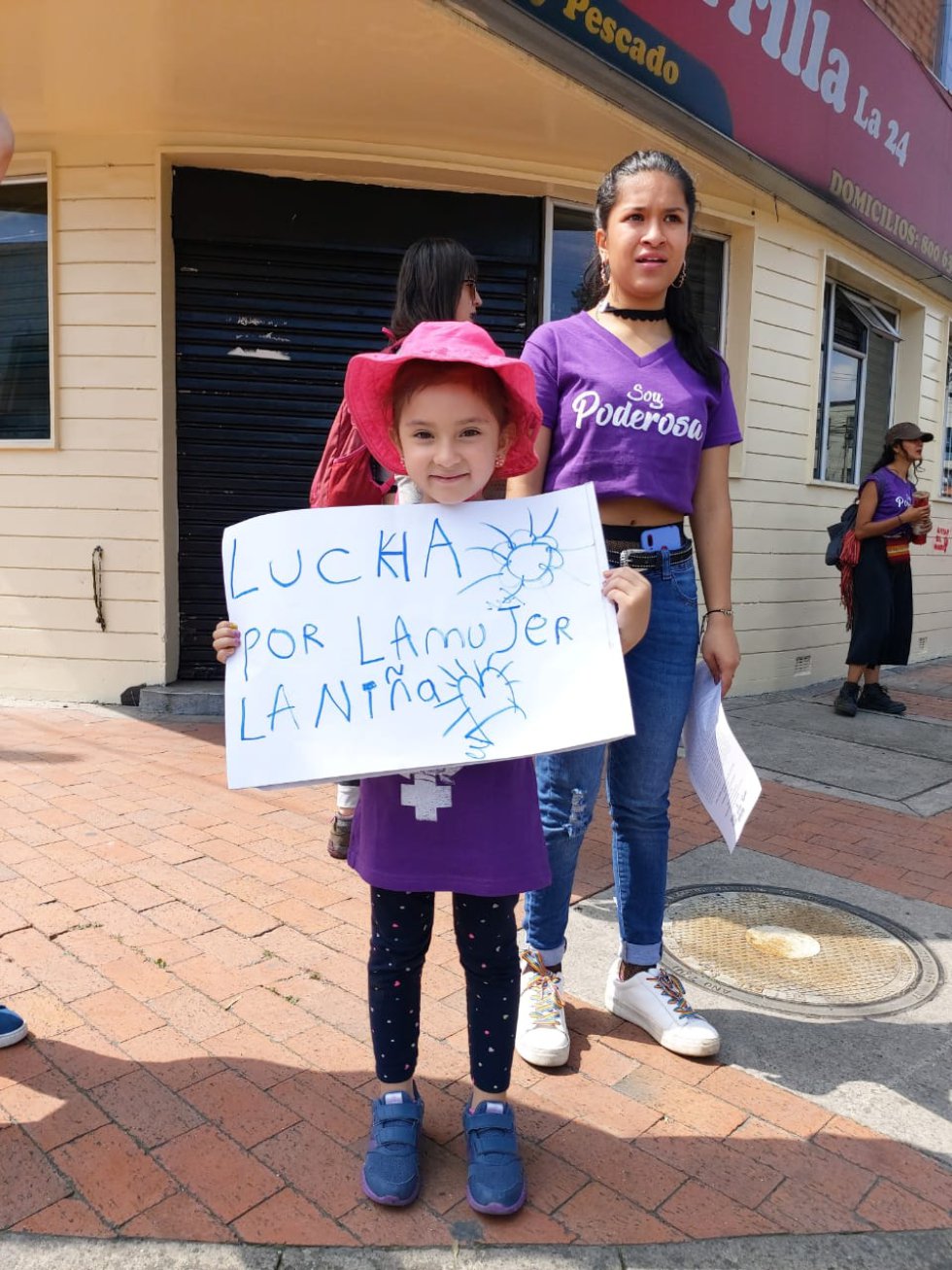 Las niñas también se unieron a la marcha, pidieron por los derechos de la niñez. Las niñas también se unieron a la marcha, pidieron por los derechos de la niñez.