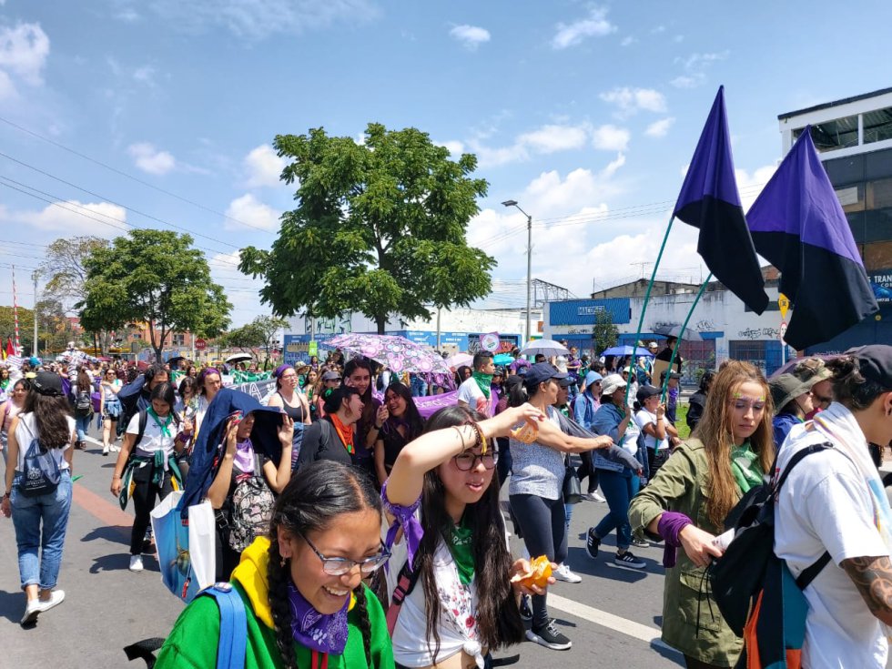 Con banderas moradas, varias mujeres marchan en su día. Con banderas moradas, varias mujeres marchan en su día.
