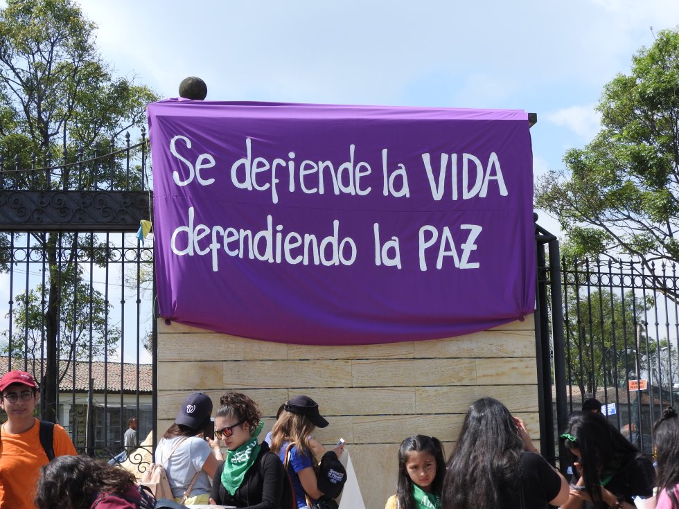 "Se defiende la vida dependiendo de la paz". El mensaje en la puerta del Centro de Memoria y reconciliación de Bogotá. "Se defiende la vida dependiendo de la paz". El mensaje en la puerta del Centro de Memoria y reconciliación de Bogotá.