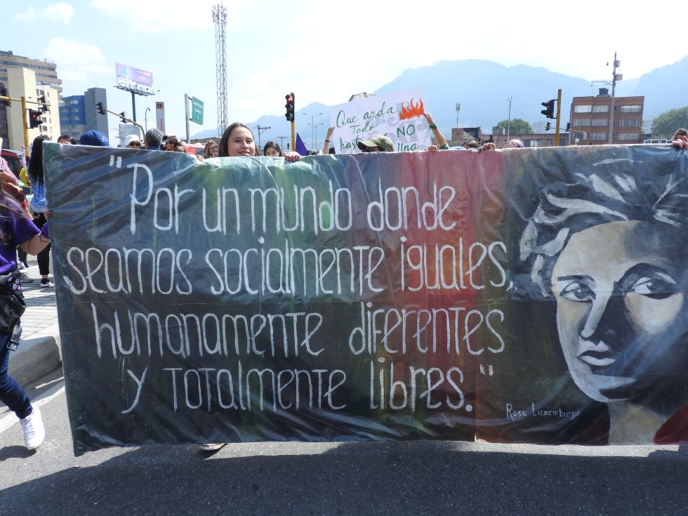 Más mujeres con mensajes reivindicando la igualdad de género en el país. Más mujeres con mensajes reivindicando la igualdad de género en el país.