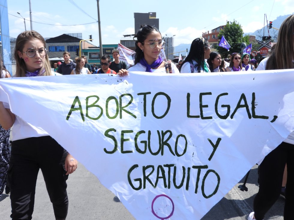 Mujeres que, a pesar de la última decisión sobre el aborto, pidieron que fuera totalmente despenalizado. Mujeres que, a pesar de la última decisión sobre el aborto, pidieron que fuera totalmente despenalizado.