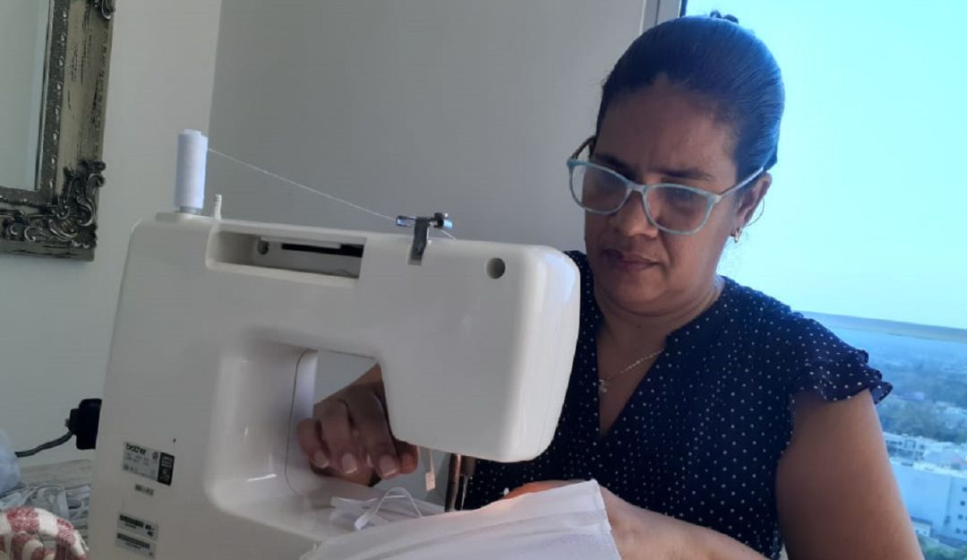 Toque de queda en Cartagena: En Cartagena mujer aprovecha toque de queda para hacer tapabocas y ...