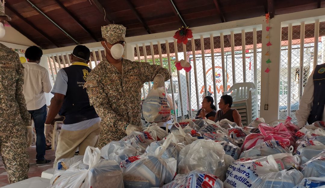Armada en Cartagena: Entregan ayuda humanitaria a 450 ...