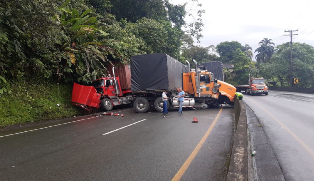 Tractomulas en accidente en Buenaventura Cuatro tractocamiones
